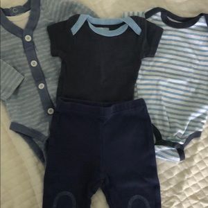 Vitamins Baby outfit 3 onesies and a pair of pants
